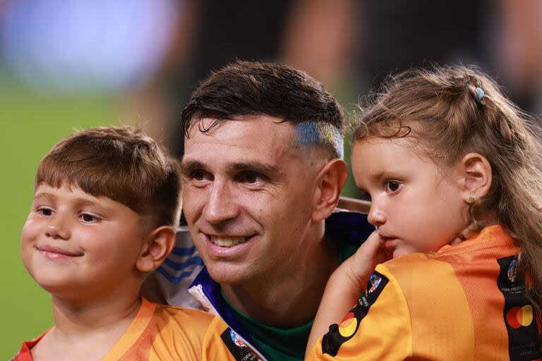 Emiliano Dibu Martínez posa con sus hijos antes del partido.