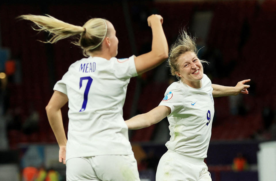 Soccer Football - Women's Euro 2022 - Group A - England v Austria - Old Trafford, Manchester, Britain - July 6, 2022  England's Ellen White and Beth Mead celebrate after the match REUTERS/Lee Smith     TPX IMAGES OF THE DAY