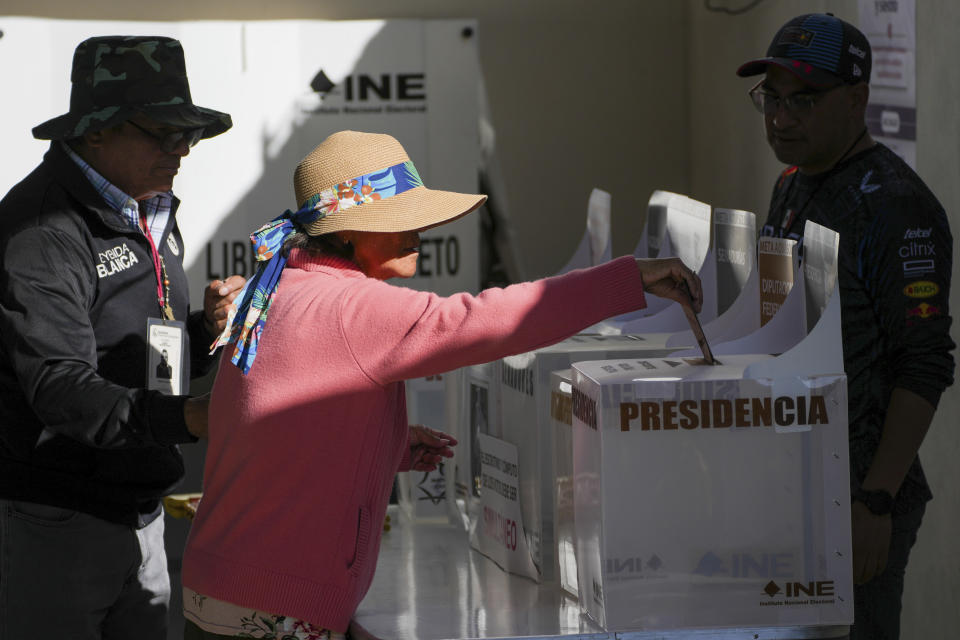Una electora emite su voto durante las elecciones generales en la Ciudad de México, el domingo 2 de junio de 2024. (AP foto/Marco Ugarte)