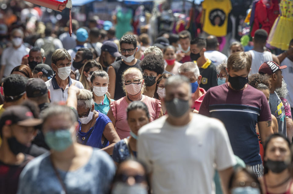 *** FOTO DE ARQUIVO *** SÃO PAULO, SP, 08/03/2022 - Como está o uso de máscara em São Paulo ? Pessoas circulam na rua 25 de Marco  no horário do almoço na maioria usando máscara (Foto: Eduardo Knapp/ Folhapress)