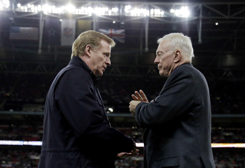 Cowboys owner Jerry Jones (R) tried to further delay the contract extension of NFL commissioner Roger Goodell, left. (AP)