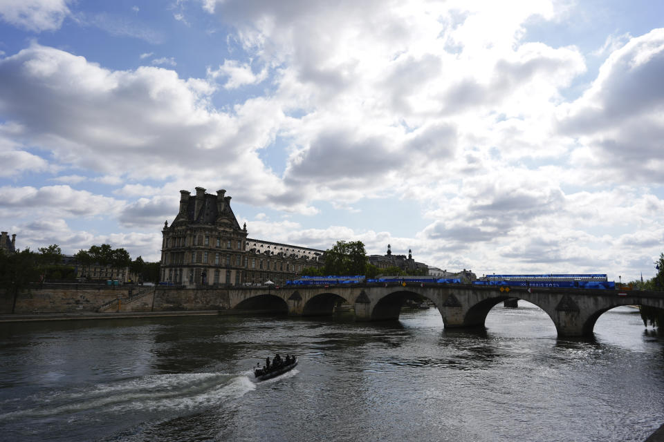 Un barco del escuadrón antiexplosivos navega por el río Sena mientras los oficiales se preparan para la ceremonia de inauguración del viernes, antes de los Juegos Olímpicos de Verano de 2024, el lunes 22 de julio de 2024, en París, Francia. (Foto AP/Rebecca Blackwell)