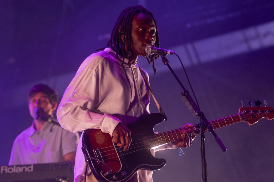 Olugbenga Adelekan, bajista de la banda británica Metronomy, durante su concierto en el festival Corona Capital en la Ciudad de México, el sábado 19 de noviembre de 2023. (Foto AP/Alejandro Godinez)