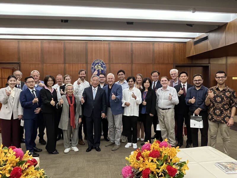 澳洲國際事務協會訪台  田中光午宴訪團 外交部次長田中光16日午宴歡迎「澳洲國際事務協會 －維多利亞州分會」訪團。 （外交部提供） 中央社記者吳昇鴻傳真  113年4月17日 