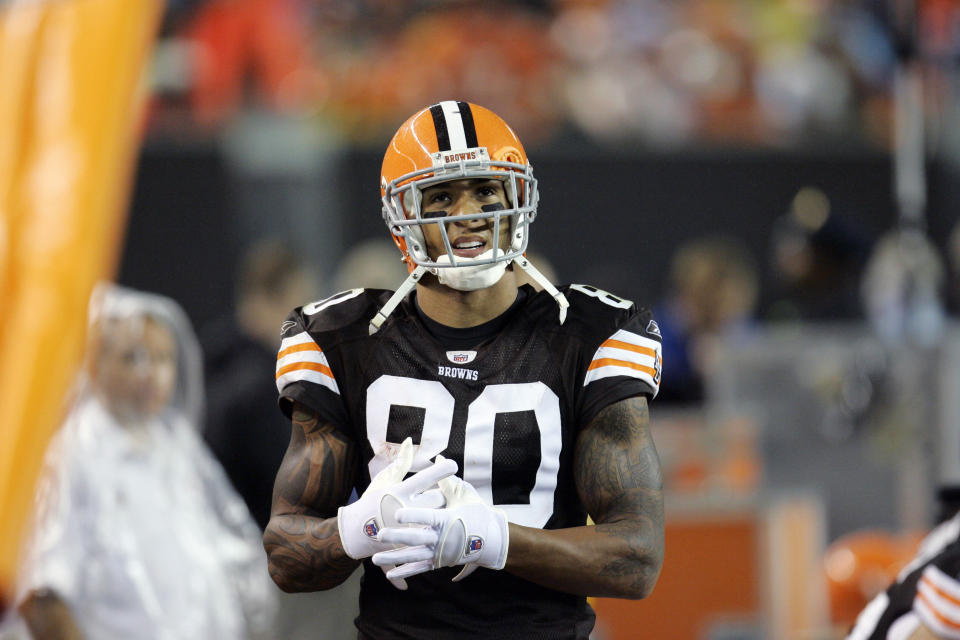 Cleveland Browns tight end Kellen Winslow looks at the scoreboard during a 10-6 loss to the Pittsburgh Steelers in an NFL football game Sunday, Sept. 14, 2008, in Cleveland. (AP Photo/Tony Dejak)