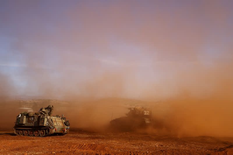 FOTO DE ARCHIVO. Un vehículo blindado de transporte de tropas israelí y un tanque israelí participan en un simulacro cerca de la frontera de Israel con Líbano, en el norte de Israel