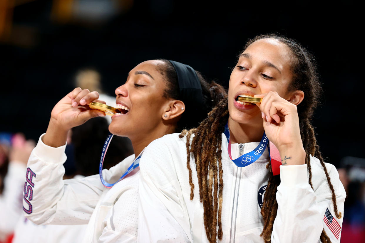 Brittney Griner del equipo de baloncesto de Estados Unidos posa con A'Ja Wilson durante la celebración por la medalla de oro en los Juegos Olímpicos de Tokio 2020. (Foto: Reuters)