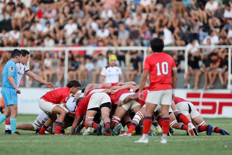 Un scrum entre Dogos XV y Selknam durante la victoria del equipo argentino sobre el chileno por 24-10 en el Super Rugby Americas, presenciada por casi 4000 espectadores.