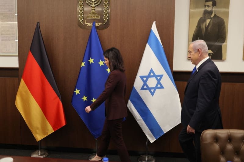 Benjamin Netanyahu (R), Israel's Prime Minister, welcomes Annalena Baerbock (L), Germany's Foreign Minister, ahead of a joint meeting. Ilia Yefimovich/dpa