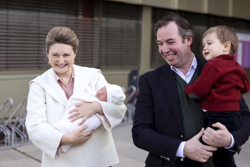 Guillermo y Stéphanie de Luxemburgo con sus hijos