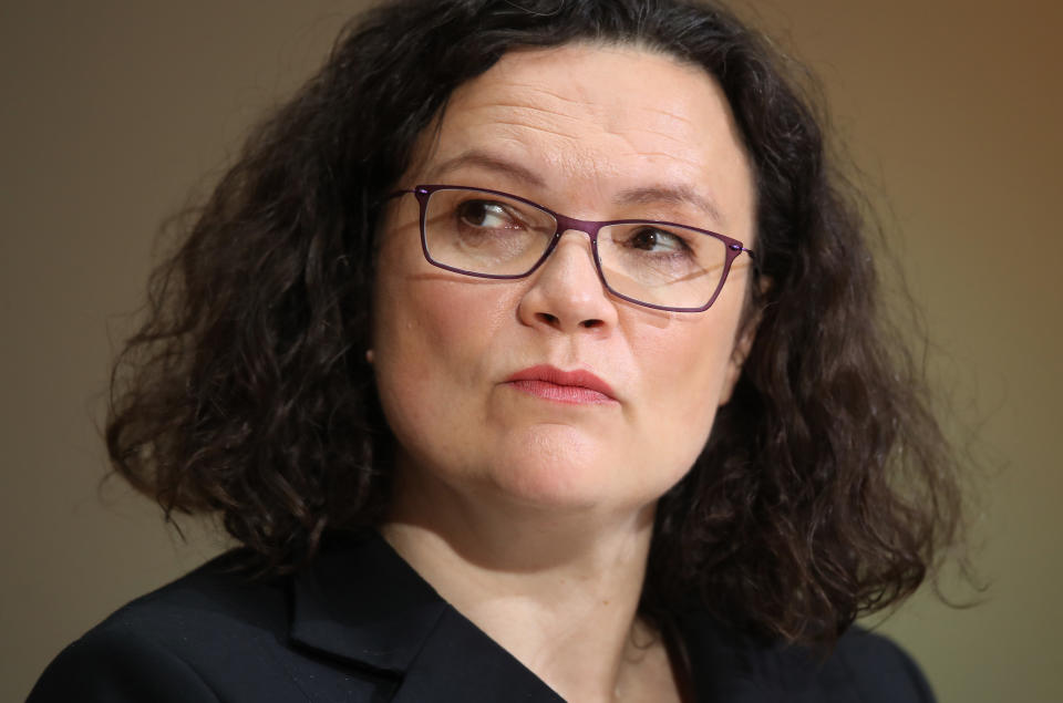 <p>Trotz – oder gerade wegen – der fortgesetzten Regierungsbeteiligung steckt die SPD Anfang 2018 in einer historischen Krise. Den Weg hinaus soll nun Andrea Nahles als ebenso historische erste Parteichefin finden, doch noch ist kein Ende der Tiefschläge in Sicht. (Bild: Getty Images) </p>