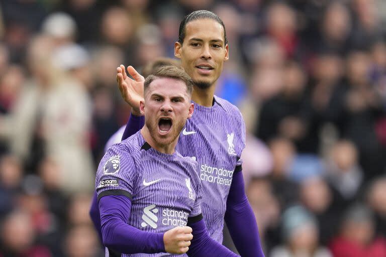 Alexis Mac Allister festeja un gol con la camiseta de Liverpool; detrás, el neerlandés Virgil Van Dijk, con el que bromean junto a Mohamed Salah y le recuerdan el 