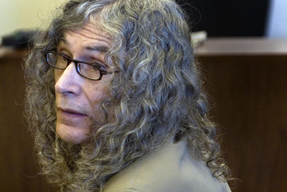 Serial killer Rodney Alcala looks up in court