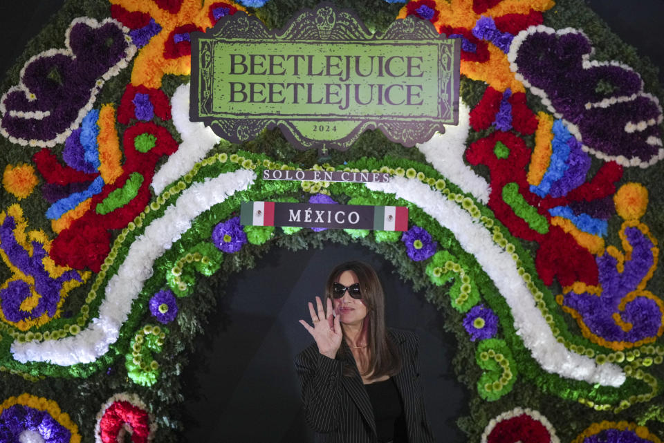 La actriz Monica Bellucci posa durante un evento promocional de la película Beetlejuice Beetlejuice en la Ciudad de México, el martes 13 de agosto de 2024. (Foto AP/Fernando Llano)