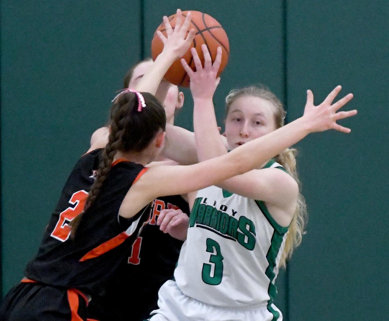 West Branch's Elli Tucker looks for a pass over Chagrin Falls' Abby Kay in the first half of OHSAA Division II District Semifinals at Nordonia High School. Wednesday, February 28, 2024.