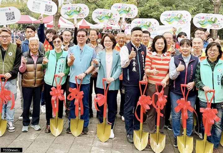 屏東市公所植樹送愛，市長周佳琪（中）鼓勵市民種樹造林愛地球。（記者毛莉攝）