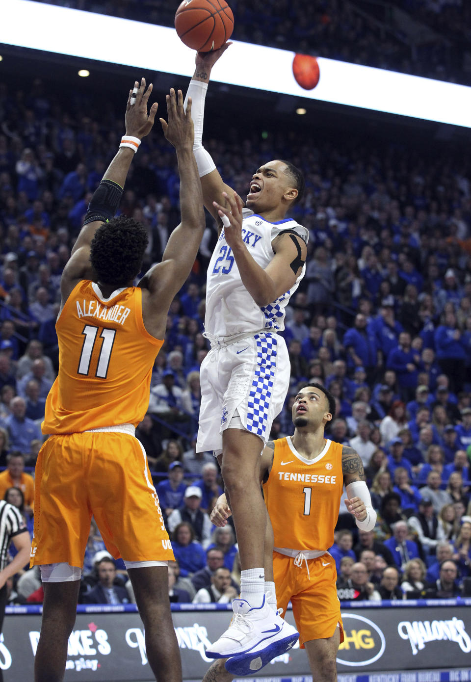 Kentucky's PJ Washington, middle, shoots between Tennessee's Kyle Alexander (11) and Lamonte Turner (1) during the first half of an NCAA college basketball game in Lexington, Ky., Saturday, Feb. 16, 2019. (AP Photo/James Crisp)