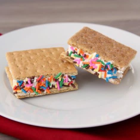 Try these easy ice cream sandwiches after dinner tonight! 