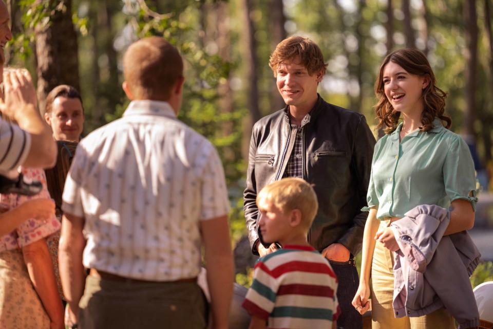 Brenda Wright (Daisy Edgar-Jones) meets the family of her then-boyfriend, Allen Lafferty (Billy Howle).