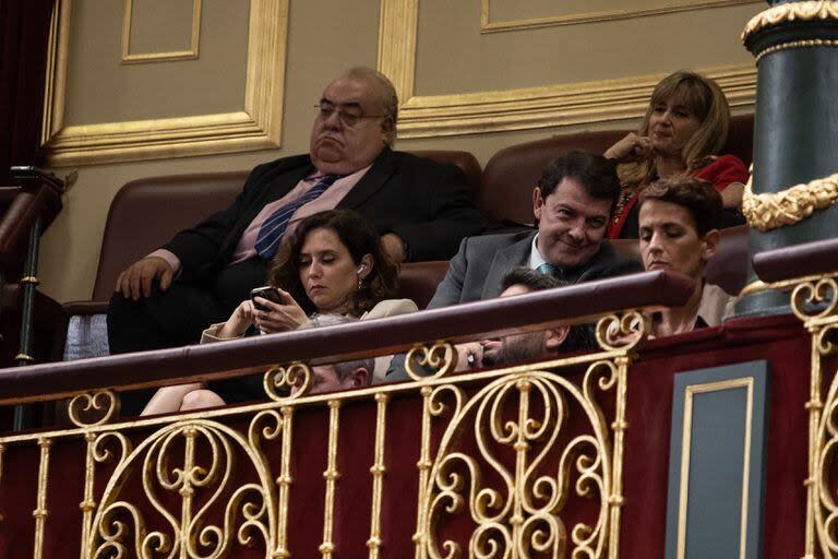 La presidenta de la Comunidad de Madrid, Isabel Díaz Ayuso, y el presidente de la Junta de Castilla y León, Alfonso Fernández Mañueco, durante la primera sesión del debate de investidura de Pedro Sánchez como presidente de gobierno, en el Congreso de los Diputados, a 15 de noviembre de 2023, en Madrid