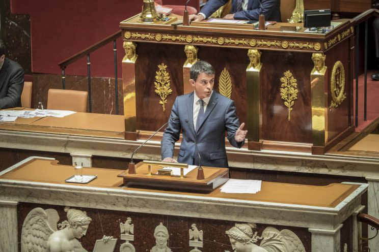 <p>Manuel Valls engage une sixième dernière fois la responsabilité de son gouvernement en utilisant l’alinéa 3 de l’article 49 de la Constitution. Ce désormais célèbre “49-3” lui aura permis de faire adopter la loi Macron (ou loi pour la croissance) à l’été 2015 puis la loi El-Khomri (ou loi travail) un an plus tard. Cette procédure qu’il juge lui-même “brutale” est particulièrement décriée par l’opposition et l’opinion publique. (Photo : Getty Images)</p>