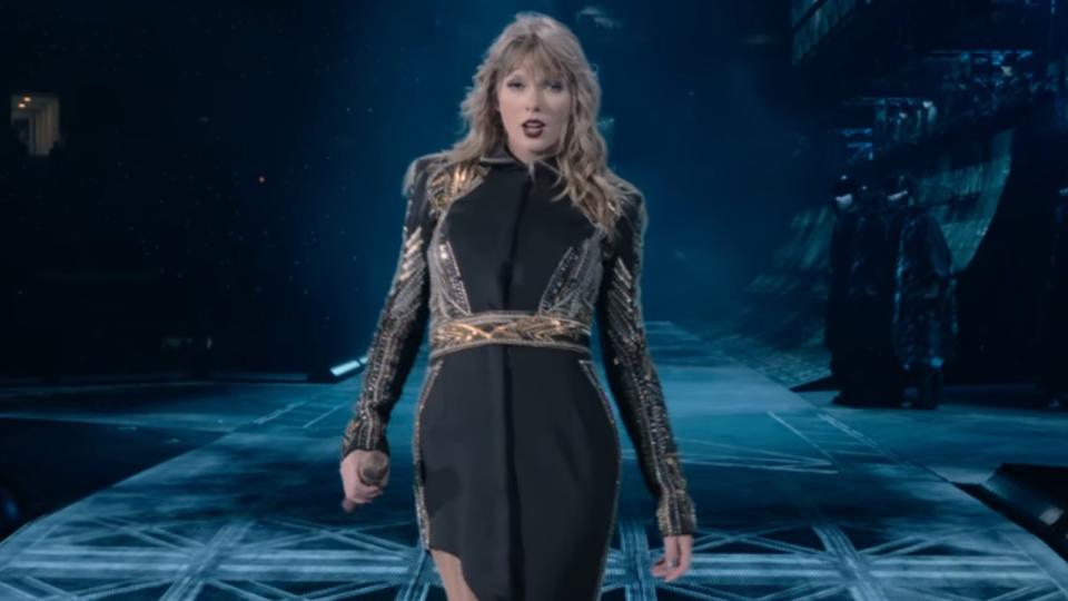 Taylor Swift singing Don't Blame Me on the Reputation World Tour