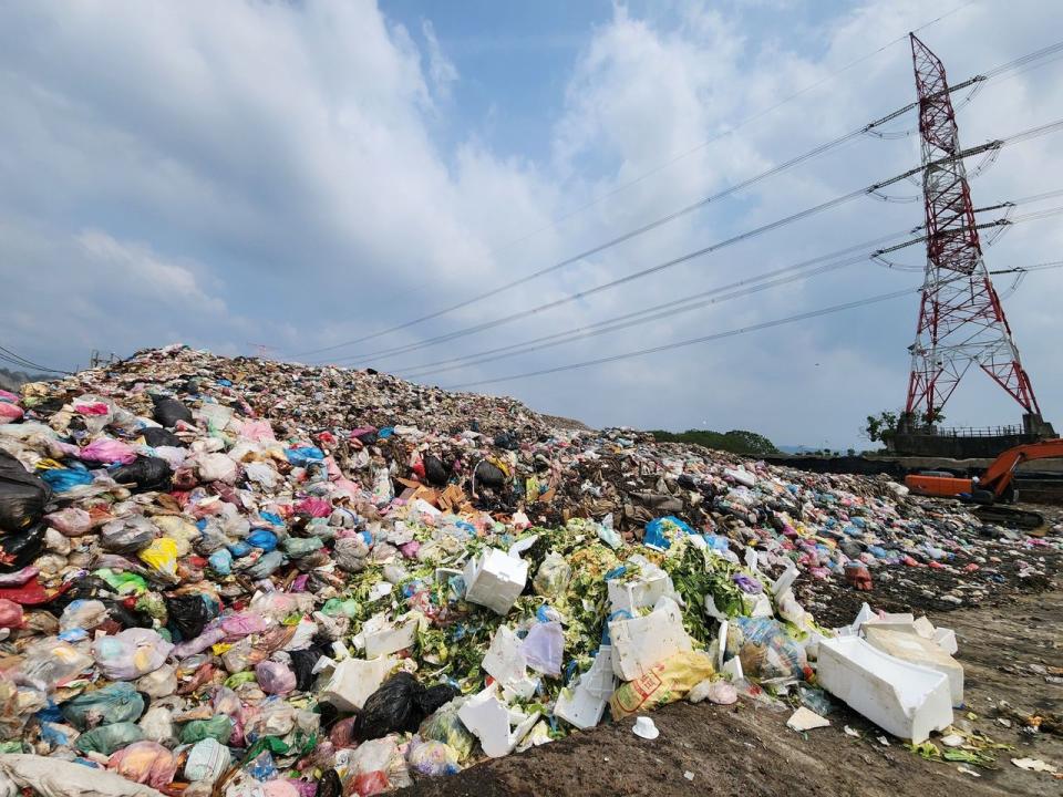 台灣垃圾問題未解，許多縣市深陷「垃圾山危機」，環境部表示，暫置垃圾預估要2036年才能全數去化。圖／聯合報系資料照片