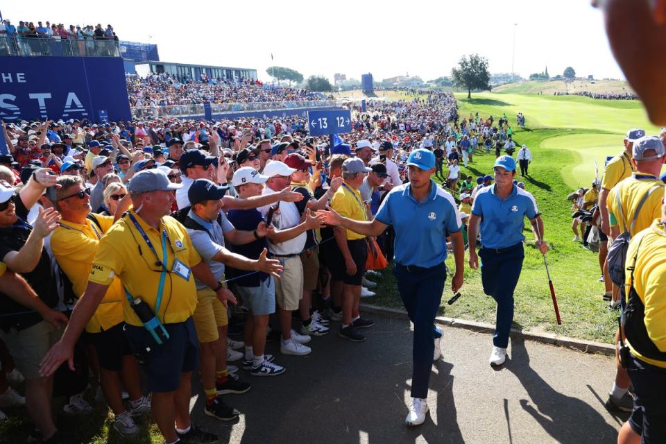 Aberg and Hovland walk to the 13th tee (Getty Images)