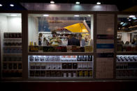 Un hombre mira los títulos que se ofrecen en la Feria del Libro de Buenos Aires el martes 22 de abril del 2014. La feria comienza oficialmente el jueves. (AP Foto/Natacha Pisarenko)