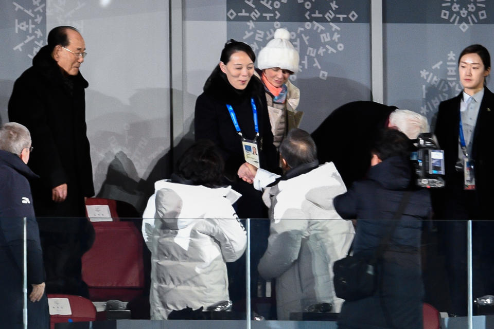 La poignée de main entre Kim Yo Jong, la soeur de Kim Jong-Un et le président sud-coréen (AFP).