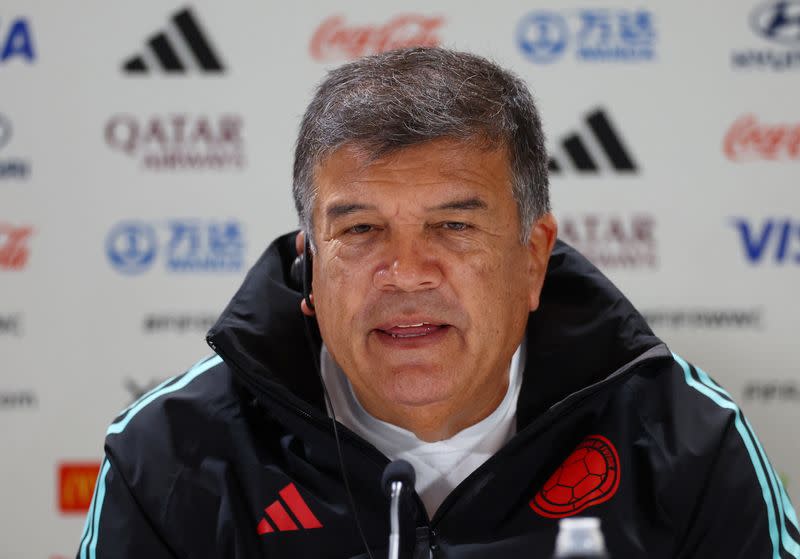 Foto de archivo. El técnico de la seleccion femenina de Colombia, Nelson Abadía, atiende una conferencia de prensa en el Estadio Australia, de Sidney