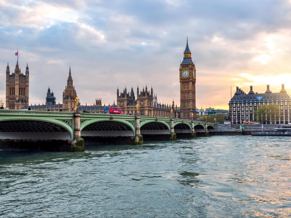 Las Casas del Parlamento, el Big Ben, el puente de Westminster y el Támesis (Shutterstock)
