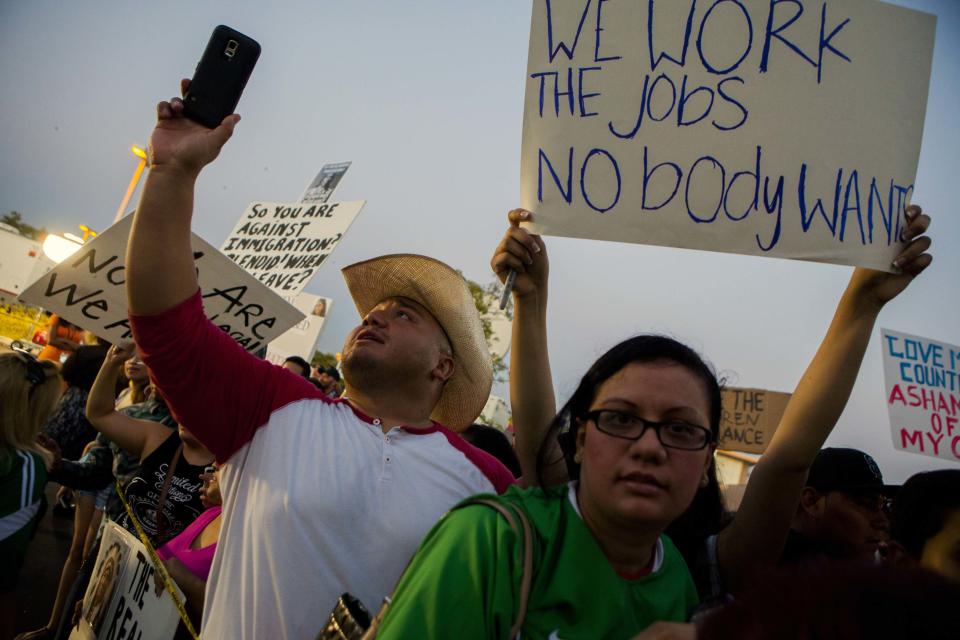 Residents and protestors attend a town hall meeting to discuss the processing of undocumented immigrants in Murrieta, California July 2, 2014. (REUTERS/Sam Hodgson)