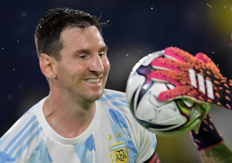 Las manos de David Ospina se anticipan a Lionel Messi en el 2-2 entre Colombia y la Argentina de la eliminatoria para el Mundial Qatar 2022.