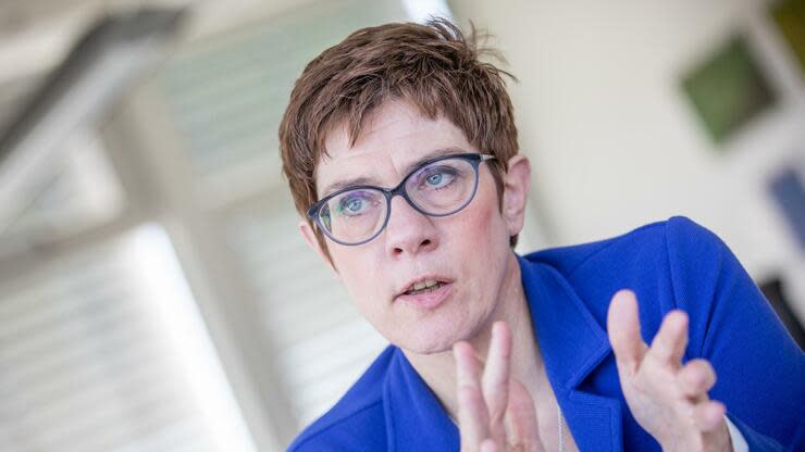 Annegret Kramp-Karrenbauer hat große Chancen, die nächste Kanzlerin der Bundesrepublik zu werden – trotz der Kritik an ihr. Doch zuvor muss sie in kaltes Wasser springen.