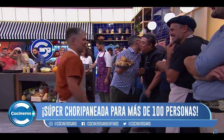 Una emotiva imagen de los participantes de la última emisión de Cocineros argentinos por la TV Pública