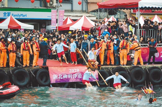 勇士們抬著神轎跳入海中，祈求神明保佑，今年都能夠順順利利、平平安安。（張睿廷攝）