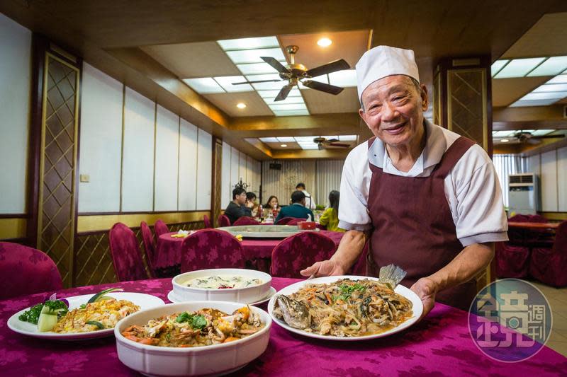 75歲的吳火塗年輕時曾在阿霞飯店當學徒，婚後創立欣欣餐廳，是目前府城最老的台菜總鋪師。