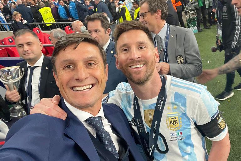 La selfie que todos quieren tener, sí, con Messi; el rosarino jugó con Zanetti en la selección entre 2005 y 2011