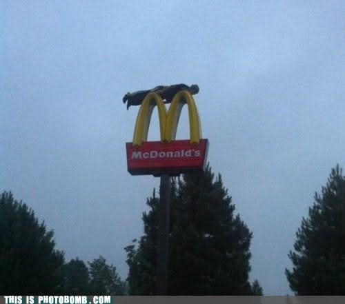 <b>Sportsgeist </b> <br> <br> Dieser Kletterkünstler hat sich das gelbe M einer bekannten Fastfood-Kette für sein Planking-Foto ausgesucht. Ganz schön hoch! (Bild: www.cheezburger.com)