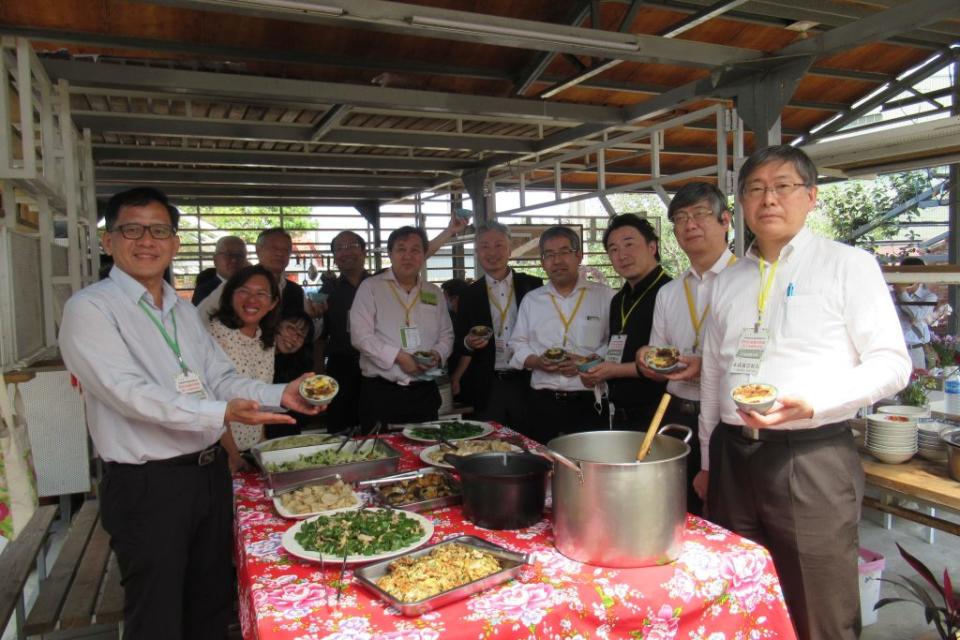 後壁頂長推出割稻飯特色風味餐，給日本足利大學專家學者和水保局人員品嘗。（記者陳佳伶攝）