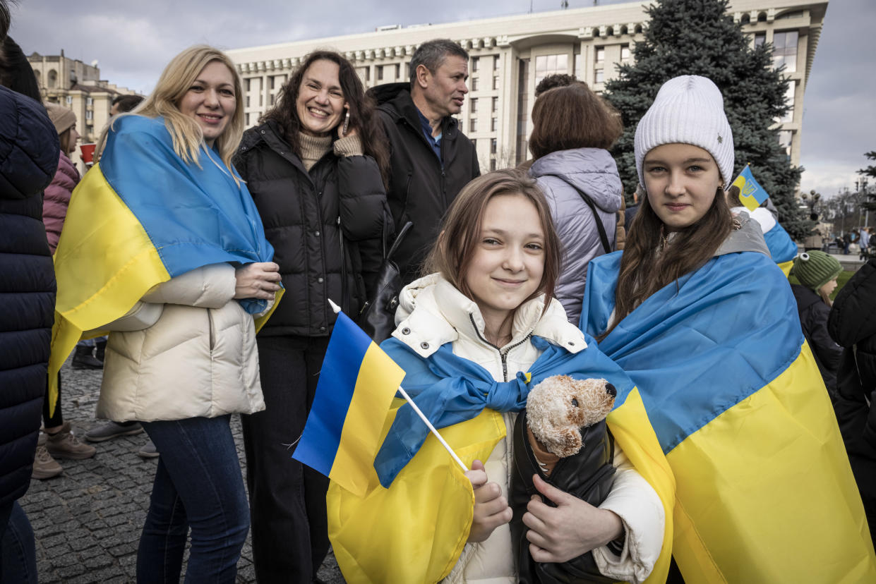 KYIV, UKRAINE - NOVEMBER 12: People drink sparkling wine, waves flags and sing songs as they celebrate the liberation of part of the city of Kherson in Independence Square on November 12, 2022 in Kyiv, Ukraine. (Photo by Ed Ram/Getty Images)