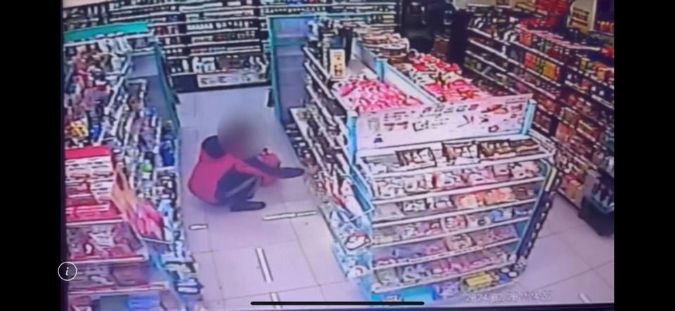 超商店員發現遭竊後，調閱監視器畫面，並截圖傳給其他同業店家。（翻攝畫面）