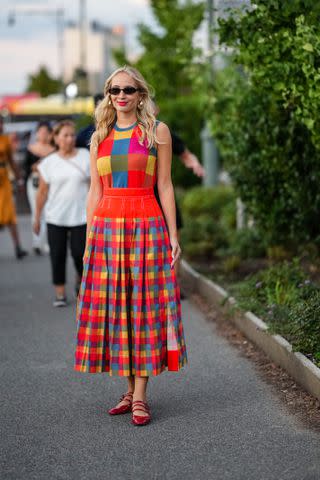 8 Different Tops to Wear With All Types of Skirts