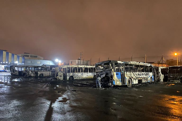 Incendio en una terminal de ómnibus de La Tablada