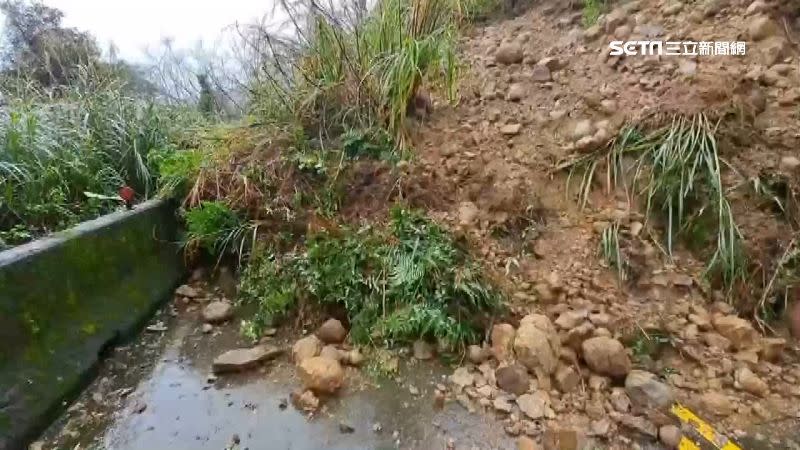 連日豪雨引發土石崩落，道路遭到阻斷。