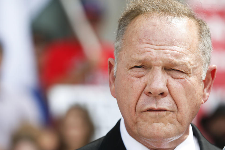 ARCHIVO - El entonces presidente del Tribunal Supremo de Alabama, Roy Moore, habla a la prensa en Montgomery, Alabama, el 8 de agosto de 2016. (Foto AP/Brynn Anderson, archivo)