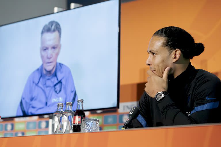 Virgil van Dijk, capitán del seleccionado de Países Bajos, durante la conferencia de prensa; Van Gaal participó en forma virtual. 