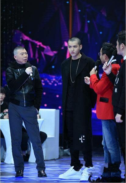導演馮小剛（左）曾帶吳亦凡上綜藝《天天向上》宣傳電影《老炮兒》，該集內容已被下架。（網路圖片）