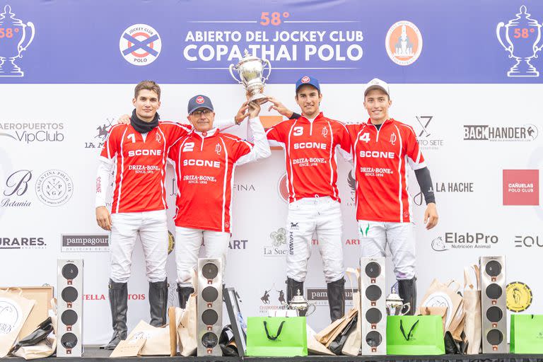 Camilo Castagnola, el patrón David Paradice, Adolfo Cambiaso (n.) y Bartolomé Castagnola (h.), por segundo año sucesivo con el mismo trofeo: Scone es bicampeón del Abierto del Jockey Club.